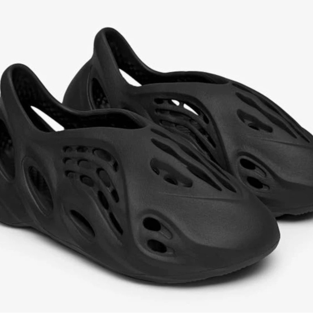 almost brand new onyx yeezy foam runners